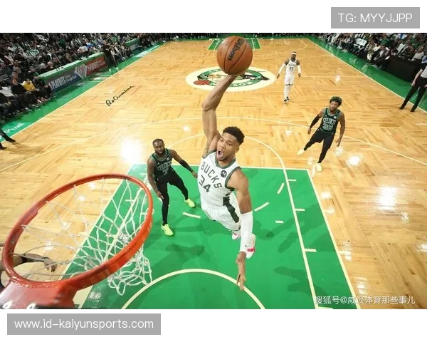 字母哥强硬突破两人防守完成战斧式扣篮:力量与信念的极致展示