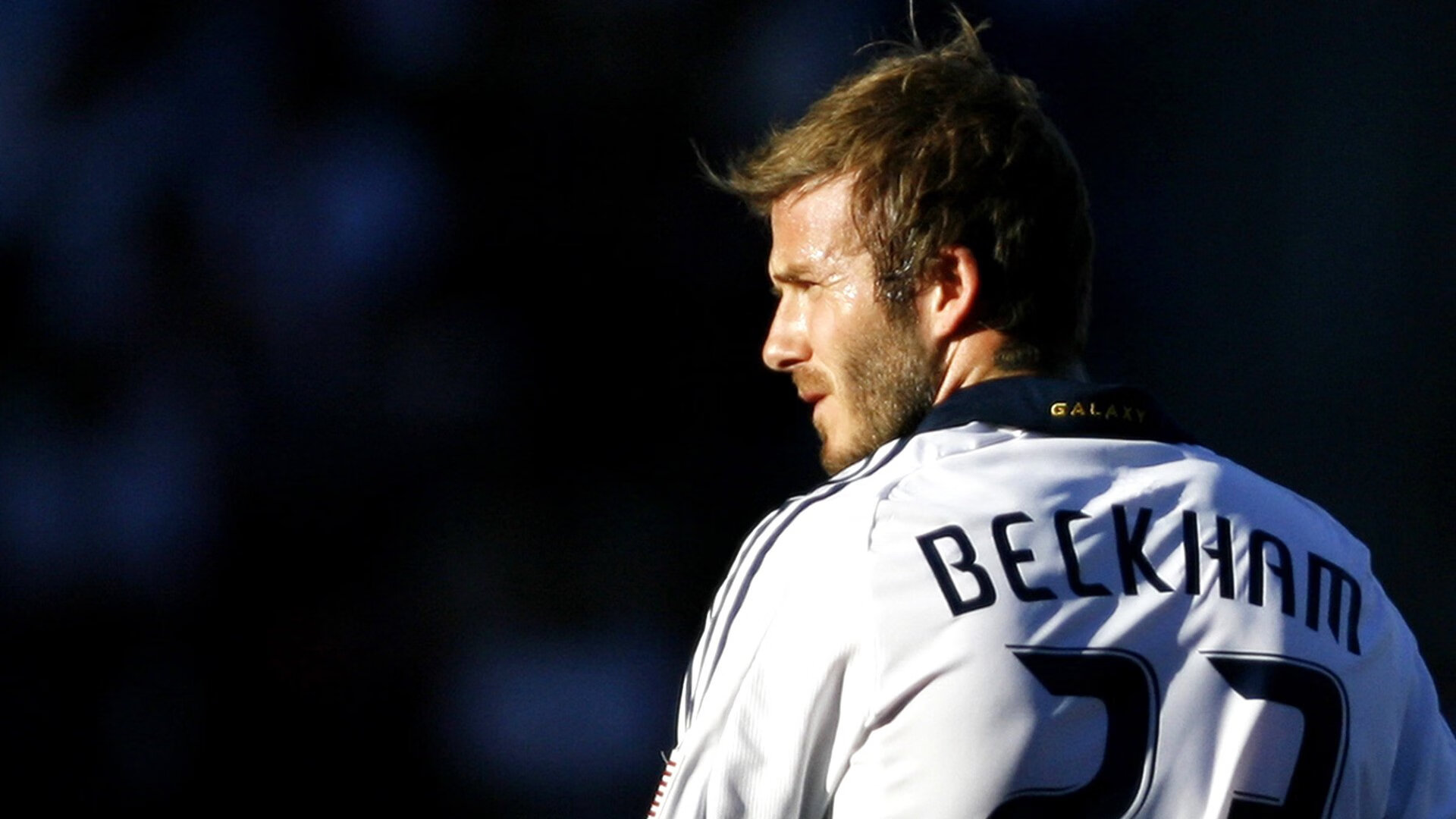 全黑队的配合精妙，攻防转换迅速流畅，全黑队服